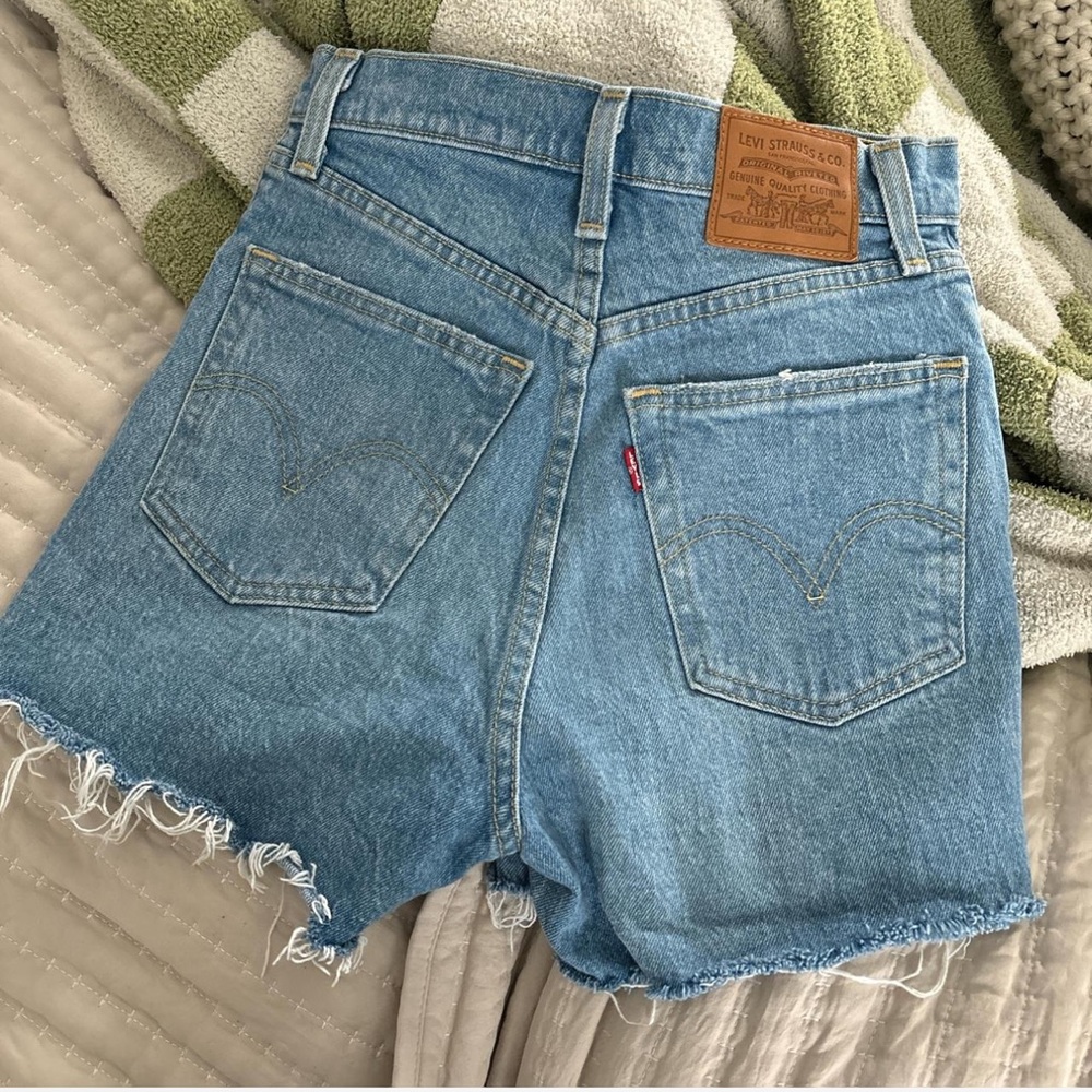 Levi’s Ribcage shorts 🩵